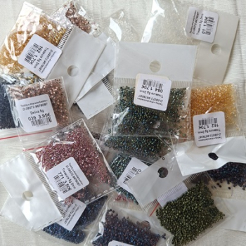 20 Pck. Zylinder-Glasperlen 2mm Delica und Treasure
